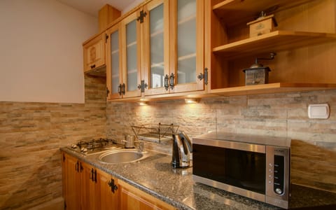 Apartment, 3 Bedrooms | Private kitchenette | Fridge, microwave, stovetop, electric kettle