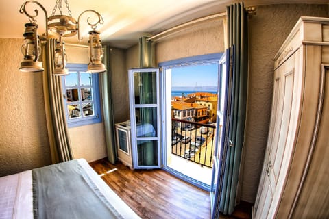 Deluxe Double Room, Sea View  with French Balcony | Minibar, soundproofing, iron/ironing board, free WiFi