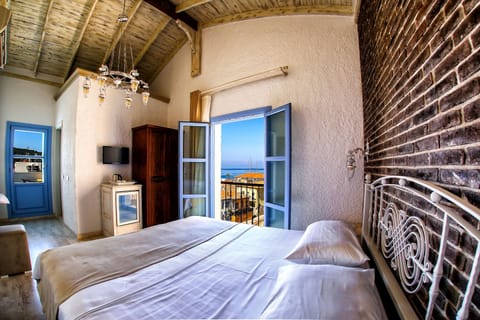 Deluxe Penthouse, Terrace, Sea View | Minibar, soundproofing, iron/ironing board, free WiFi