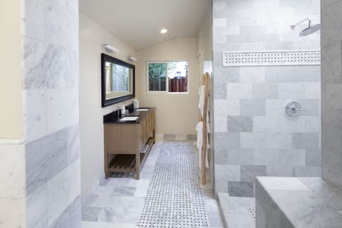 Executive Studio Suite, 1 King Bed, Kitchenette, Ground Floor | Bathroom | Designer toiletries, hair dryer, bathrobes, heated floors