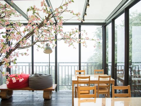 Lobby lounge