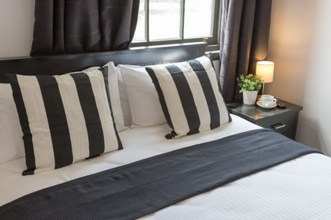 Minibar, WiFi (free), bed sheets