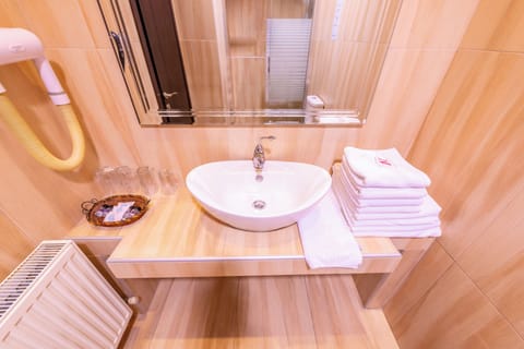 Minibar, iron/ironing board, WiFi