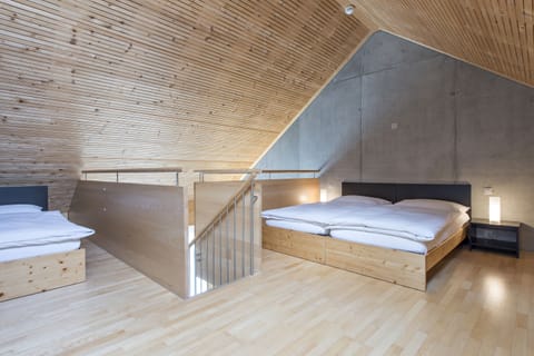 Studio (L+) | Down comforters, desk, free WiFi