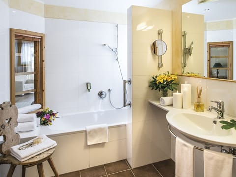 Junior Suite Sciliar | Bathroom | Hair dryer, bathrobes, bidet, heated floors