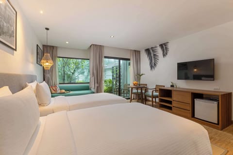 In-room safe, laptop workspace, blackout drapes, iron/ironing board