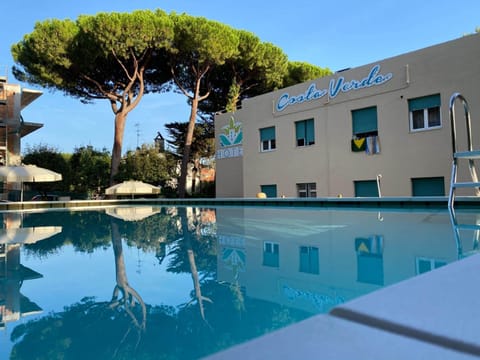 Seasonal outdoor pool, pool umbrellas, sun loungers