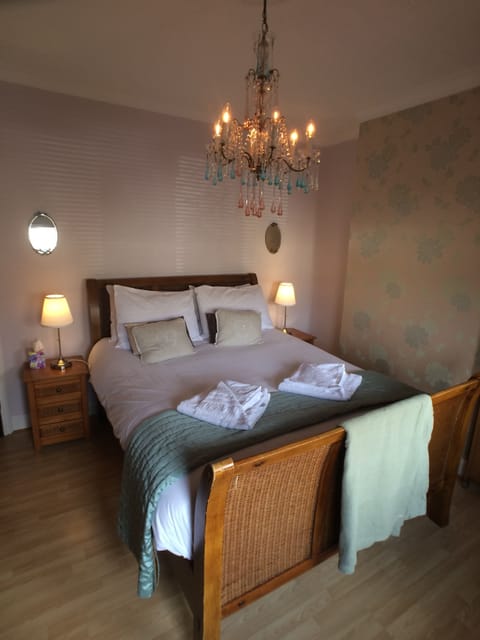 Double Room, Shared Bathroom | Egyptian cotton sheets, individually decorated, individually furnished