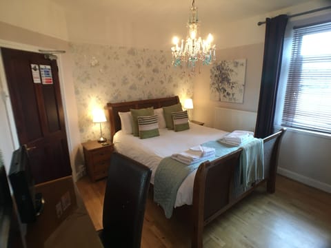 Double Room, Shared Bathroom | Egyptian cotton sheets, individually decorated, individually furnished