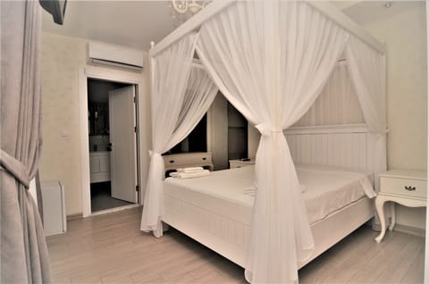 Family Room | Premium bedding, minibar, in-room safe, desk