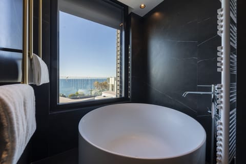 Deluxe Room, Terrace, Lake View (Fitness) | Bathroom | Designer toiletries, hair dryer, bathrobes, slippers