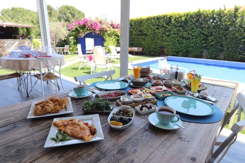 Free daily full breakfast