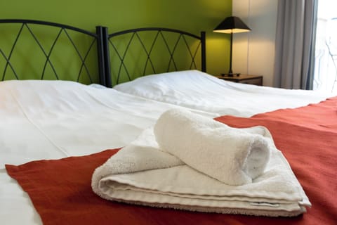 Twin Room | Minibar, individually decorated, desk, blackout drapes