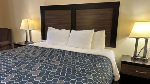 Room, 1 King Bed, Non Smoking (Recliner and Bathtub) | Premium bedding, desk, blackout drapes, iron/ironing board