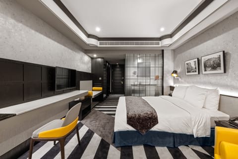Design Room | Premium bedding, down comforters, pillowtop beds, minibar