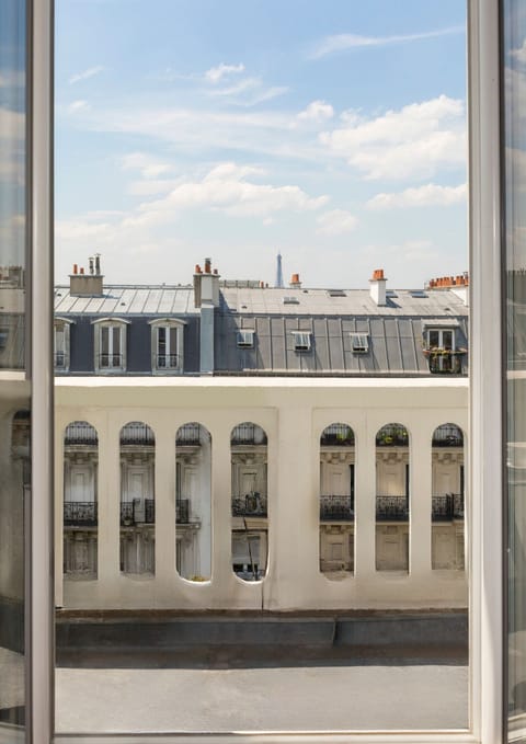 Privilege Paris | Premium bedding, desk, soundproofing, iron/ironing board