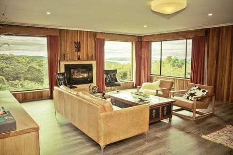 0B | Living room | Flat-screen TV, fireplace, DVD player