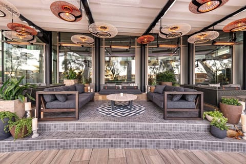 3 bars/lounges, rooftop bar, cocktail bar, rooftop bar