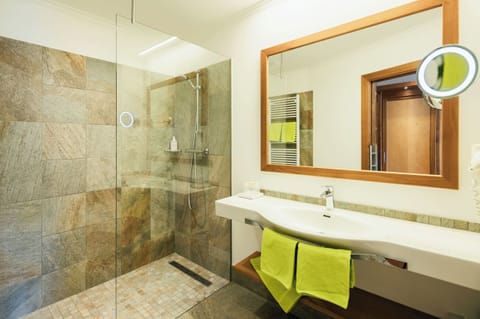 Comfort Double or Twin Room | Bathroom | Shower, free toiletries, hair dryer, towels
