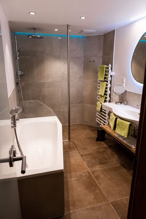 Comfort Double or Twin Room | Bathroom | Shower, free toiletries, hair dryer, towels