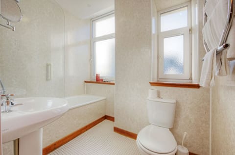 Standard Twin Room | Bathroom | Combined shower/tub, free toiletries, hair dryer, towels