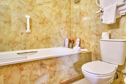 Executive Double Room | Bathroom | Hair dryer, towels, soap, shampoo