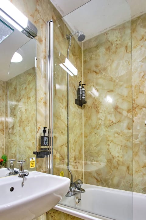 Deluxe Double Room | Bathroom | Hair dryer, towels, soap, shampoo