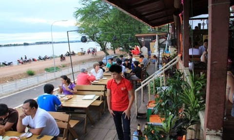 2 restaurants; lunch and dinner served