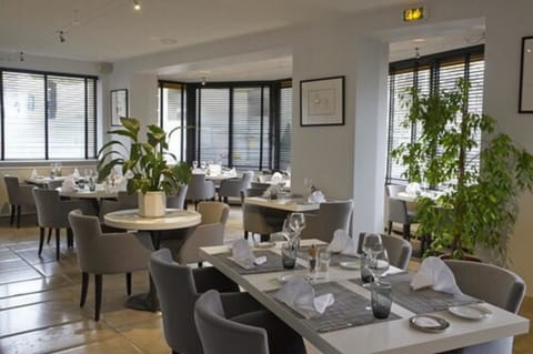 2 restaurants, breakfast, lunch, dinner served; French cuisine