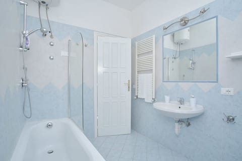 Standard Double Room | Bathroom | Free toiletries, hair dryer, bidet, towels