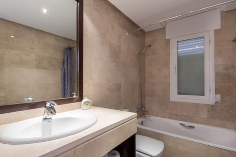 Apartment, 3 Bedrooms, 2 Bathrooms | Bathroom | Separate tub and shower, hair dryer, bidet, towels