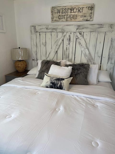 Cabin, 1 King Bed | Individually decorated, individually furnished, iron/ironing board