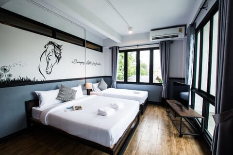 Deluxe Triple Room | Desk, blackout drapes, iron/ironing board, free WiFi