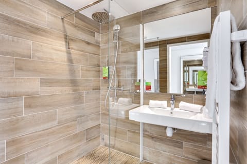 Shower, hair dryer, towels