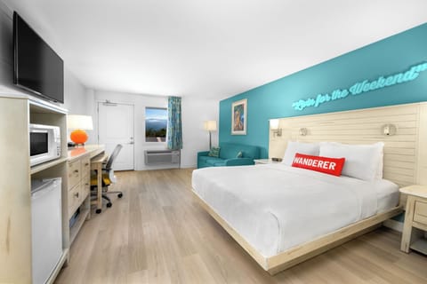 Premium bedding, down comforters, in-room safe, desk