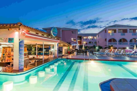Seasonal outdoor pool, pool umbrellas, sun loungers