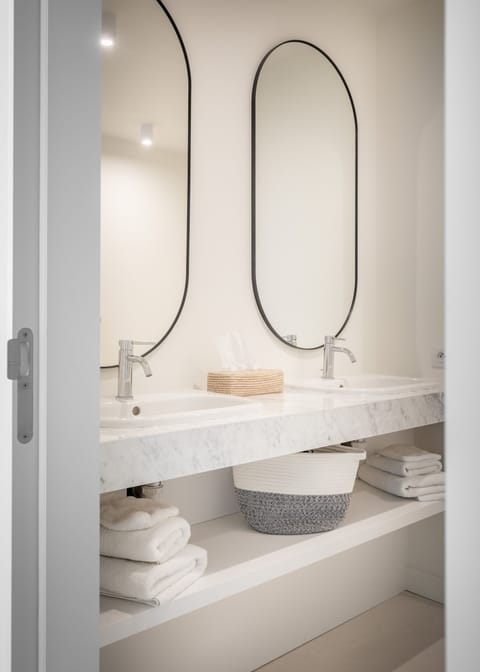 Luxury Double Room (Prestige) | Bathroom | Free toiletries, hair dryer, towels