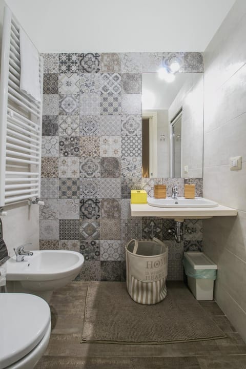 Shower, free toiletries, hair dryer, bidet