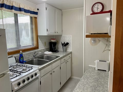 Cabin 9  | Private kitchen | Full-size fridge, microwave, oven, coffee/tea maker