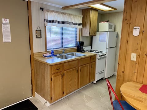 Cabin 2 | Private kitchen | Full-size fridge, microwave, oven, coffee/tea maker