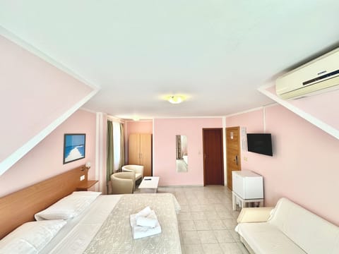 Minibar, blackout drapes, free WiFi, bed sheets