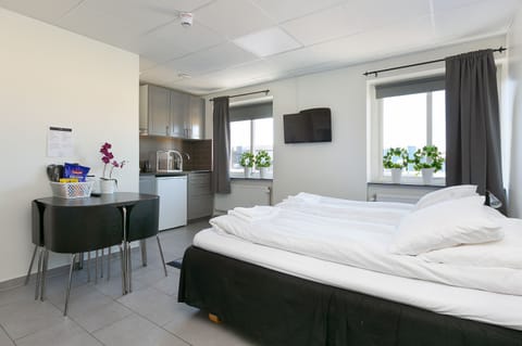 Room, Kitchenette | Private kitchenette | Shared fridge, microwave, electric kettle