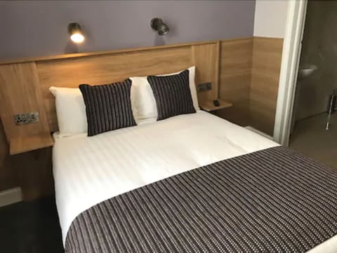 Double Room | Iron/ironing board, rollaway beds, free WiFi