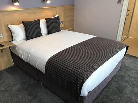 Iron/ironing board, rollaway beds, free WiFi