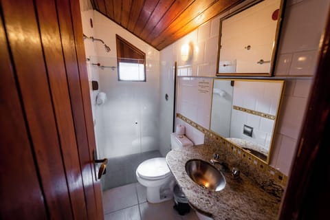 Double Room | Bathroom | Shower, free toiletries, hair dryer, towels