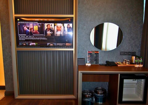 Deluxe Room, 1 Bedroom | Living area | 43-inch flat-screen TV with satellite channels, TV