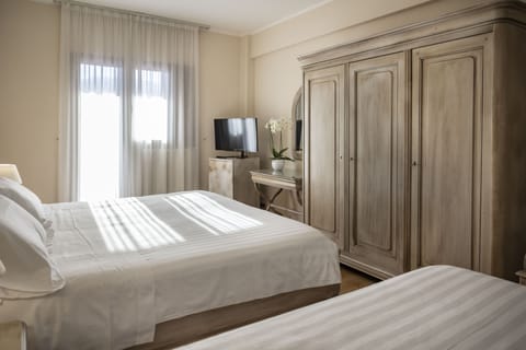 Superior Triple Room | Minibar, in-room safe, desk, cribs/infant beds