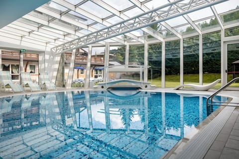 Indoor pool, sun loungers