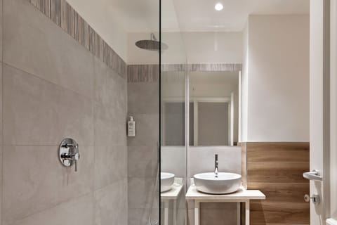 Shower, free toiletries, hair dryer, bidet