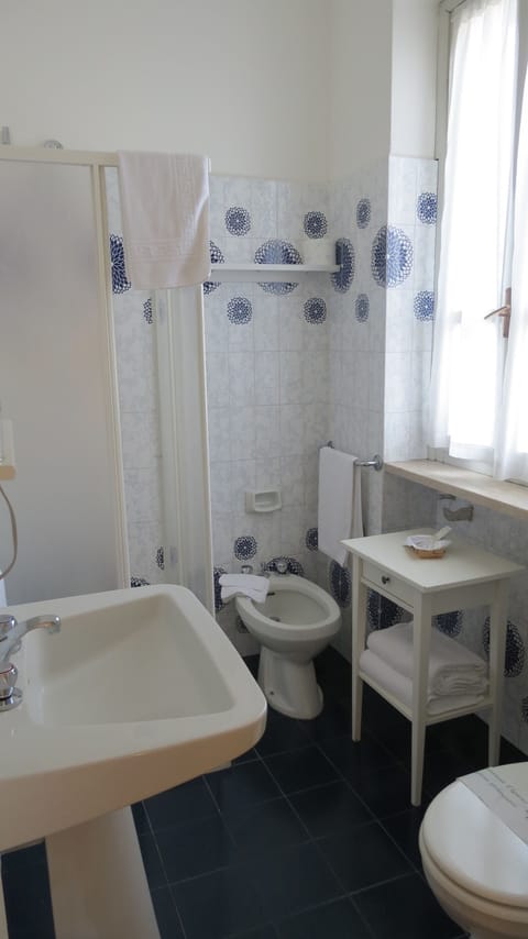 Single Room | Bathroom | Free toiletries, hair dryer, bidet, towels